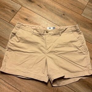 Women’s Old Navy khaki shorts. Size 16.